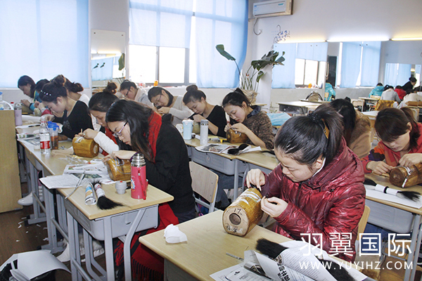 学员在王正荣教授的教授下认真练习胡须制作